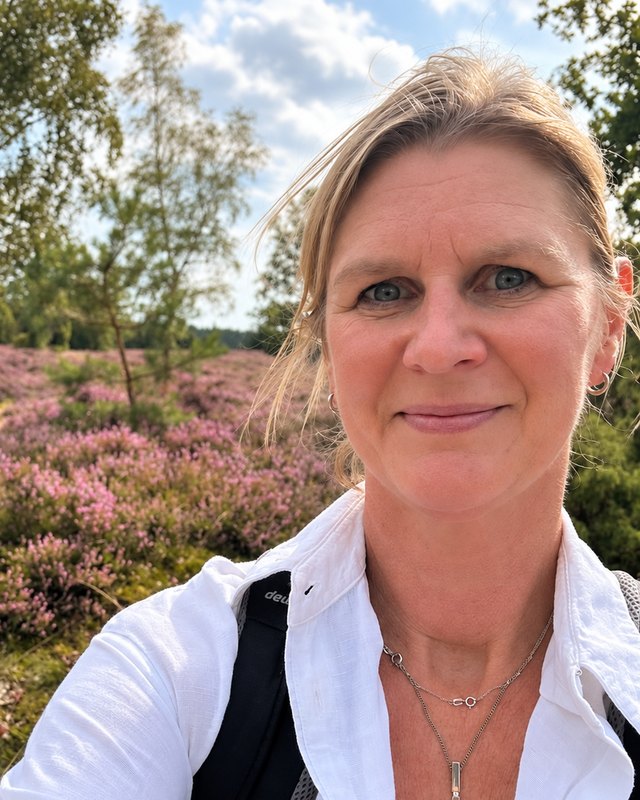 Ann-Kristin Gohlke draußen in der Heide